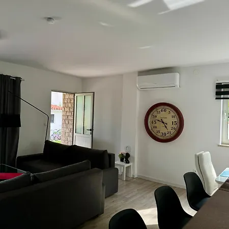Haus Enna A Lage Meerblick Terrasse Grill Eg Apartment Medulin